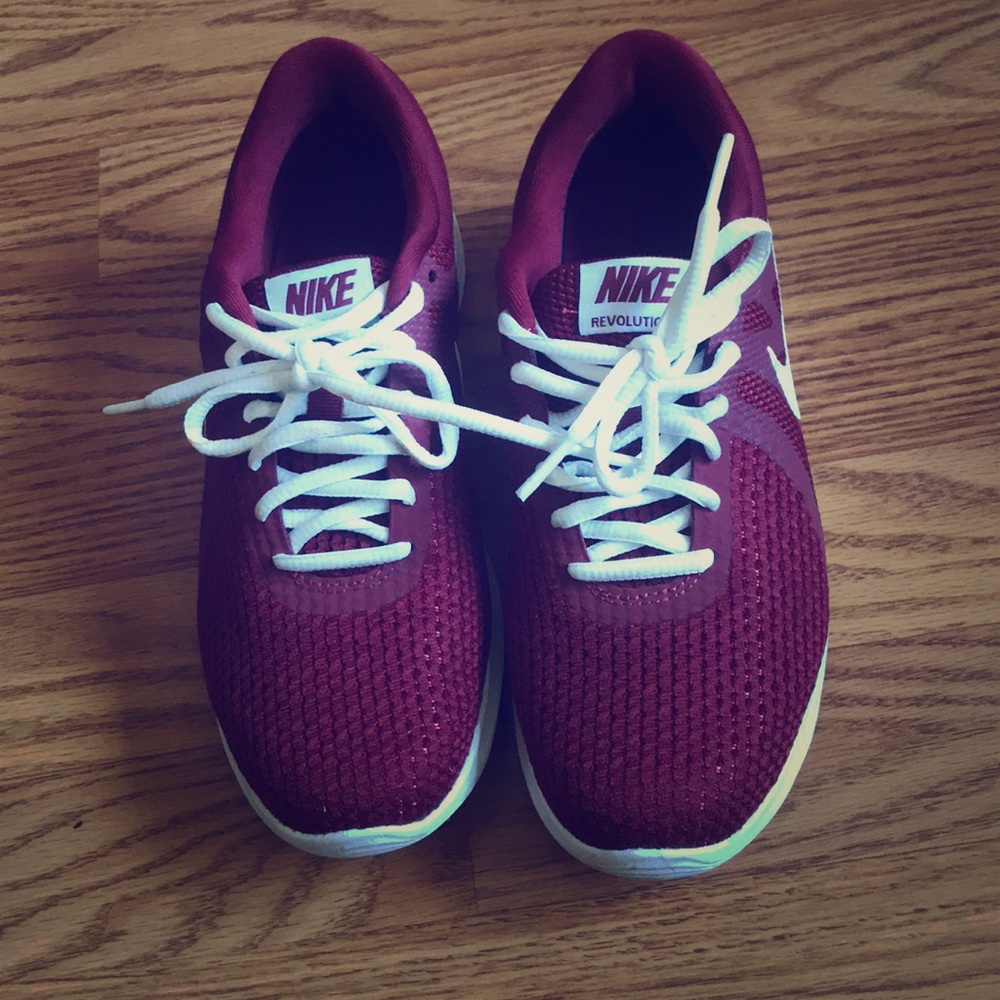 Nike sneakers 👟 Color: BURGUNDY